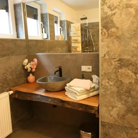 Daum - Frisch Renovierte In Apartment